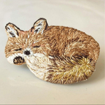 ぐっすりきつね刺繍ブローチ