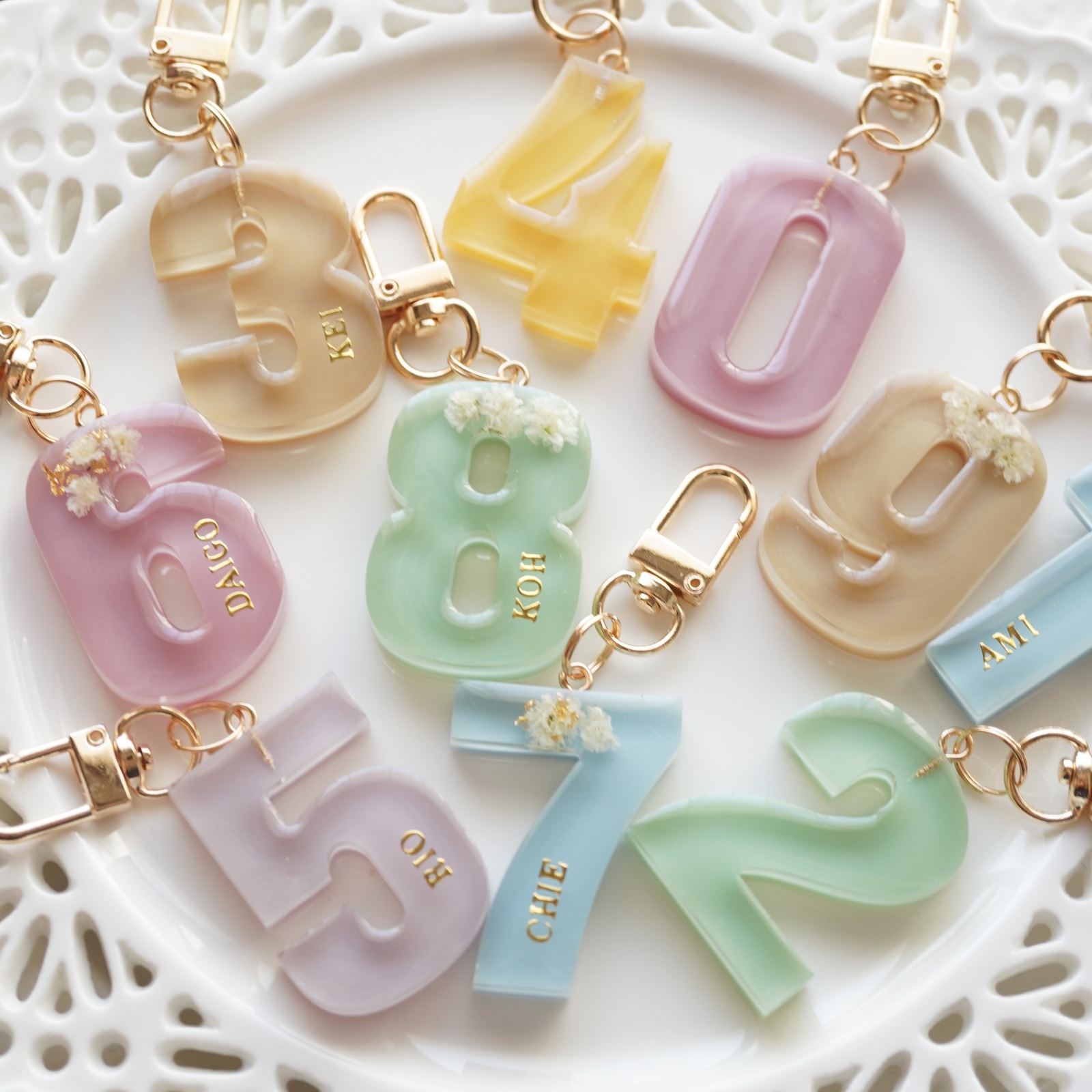 ☆asarin☆★お花のイニシャルキーホルダー　かすみ草　ピンク【080】 Amazon.co.jp: イニシャルキーホルダー フラワー お花 アクリル