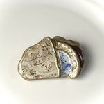 海からの贈り物🎁　シー陶器　金花とまどろむ猫　ブローチ