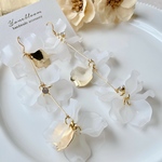 花嫁さまにも💕すりガラス風花びら踊るロングピアス♡イヤリング サージカルステンレス 花びらピアス ブライダルピアス ブライダルイヤリング ブライダルアクセサリー 結婚式 前撮り 成人式