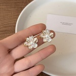 【イヤリング】2個入り（1ペア）・揺れる一粒パール・シリコンカバー付き