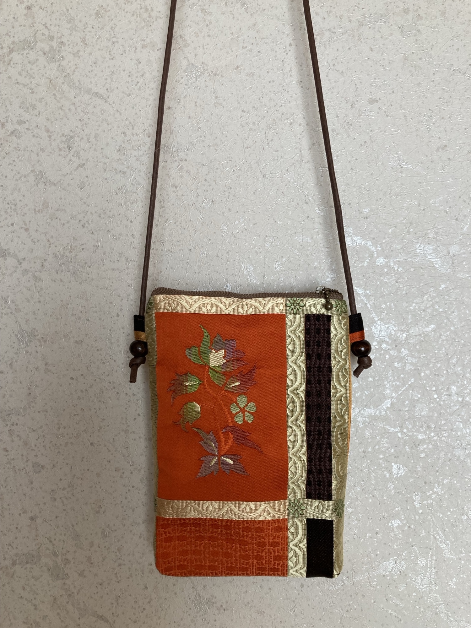 紬着物リメイクショルダーバック/オレンジの花 春色の紬帯リメイク ショルダーバッグ 巾着バッグ - HITOE'S