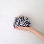  手のひらサイズのバラ刺繍がま口ポーチ   