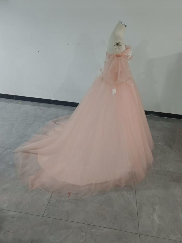 オフショルダー ウェディングドレス ふわふわ ピンク 結婚式 ウェディングドレス ピンク 憧れのドレス オフショルダー