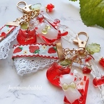 strawberry🍓リボンストラップ付き♬*°いちご猫ちゃんとシェイカーキーホルダー 