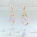 秋の日差しで輝く　ひねりピアス　イヤリング　ブルー・ピンク