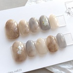 ネイルチップ ｜夏感ブラウン × ペールブルーネイル｜アクセントゴールドのニュアンスネイル｜春 夏秋ネイル 奥行きネイル 海ネイル　シェル　大人シンプルネイル