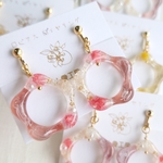【お花とドーナツの耳飾り】レジンピアス　レジンイヤリング　アプリコット　レジンアクセサリー