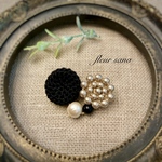 unique motif  シルキーパールとクロッシェのブローチ〈heart〉  black・beige