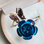 ブルーの薔薇と蝶々のリング　ゴールド
