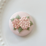 刺繍くるみボタン（ヘアゴム/ブローチ）