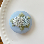 刺繍くるみボタン（ヘアゴム/ブローチ）