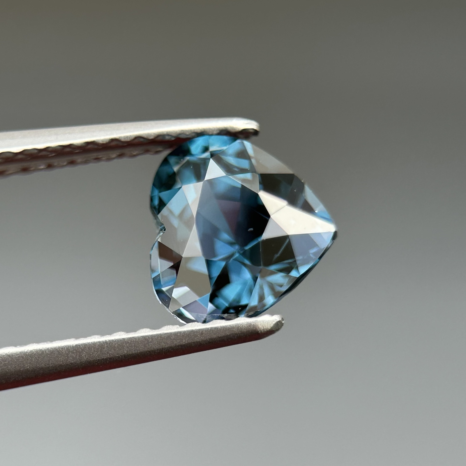 非加熱天然コバルトスピネルルース スピネル 紫赤色 ミックススピネル ルース 0.85 カラット オーバル