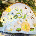 花を追う鳥(刺繍、がま口)