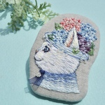 手刺繍ブローチ 紫陽花帽子を被ったネコ
