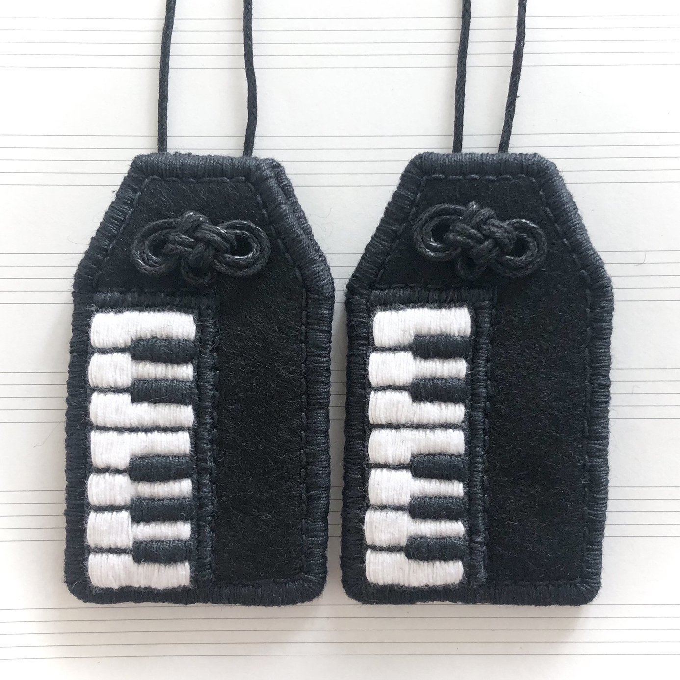 専用 こり様]チャーム ストラップ 刺繍 フェルト ハンドメイド