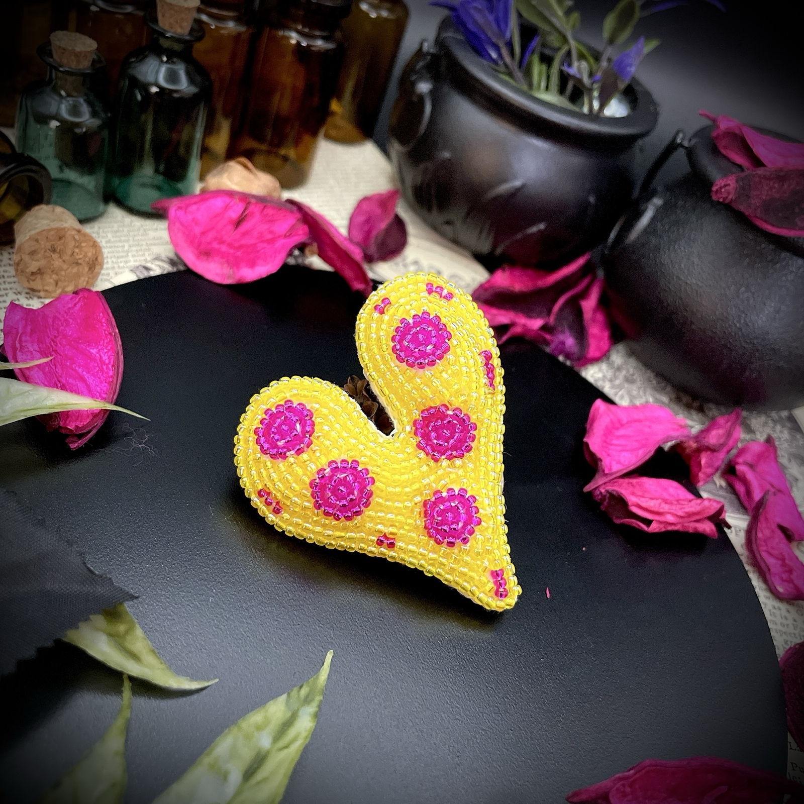 ボクの心臓ブローチ ～ドット柄～  ビーズ刺繍ブローチ