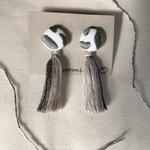 くるみボタンとタッセルの刺繍ピアス