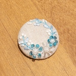 手刺繍ヘアゴム・ブローチ「ビーズと刺繍のお花」（青）