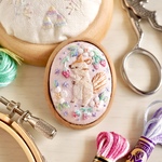 イチゴ狩りの子リス手刺繍木枠ブローチ