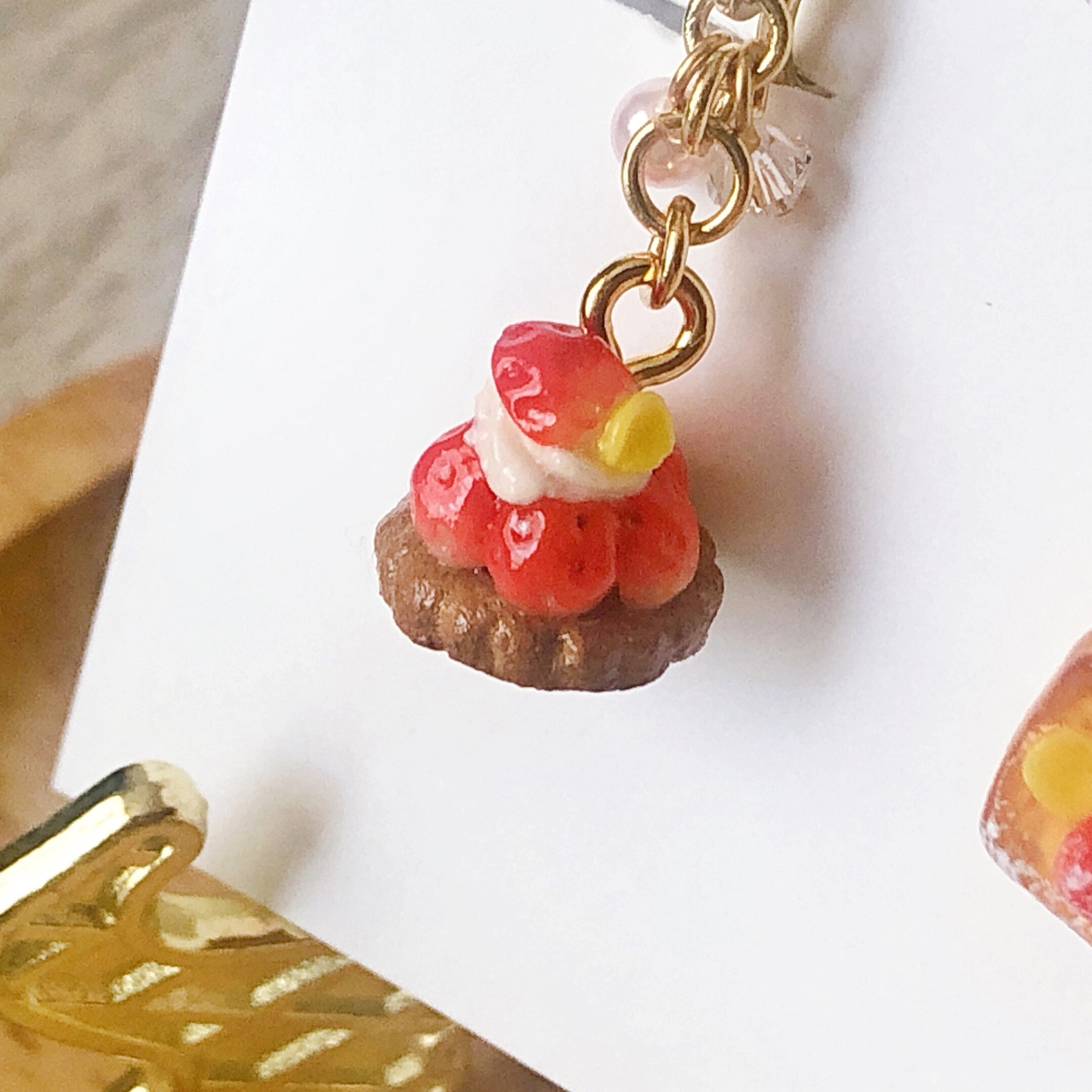 たっぷりいちごのタルトとサクッとデニッシュのミニチュアイヤリング 