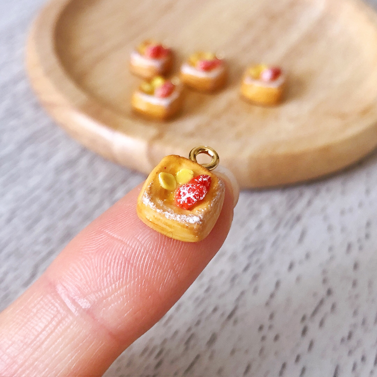 たっぷりいちごのタルトとサクッとデニッシュのミニチュアイヤリング 
