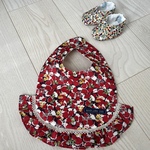 リバティのかわいいフリルベビースタイ