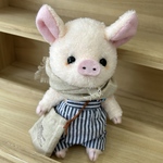 ハンドメイド　何をカバンに入れてるの？ストラップサロペットを着たコブタ君🐷テディベア風子豚ぬいぐるみ