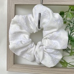 オフホワイトの刺しゅうシュシュ✿感謝セール