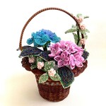 青とピンクの紫陽花　ビーズのお花　籐かごに飾ってみました　73