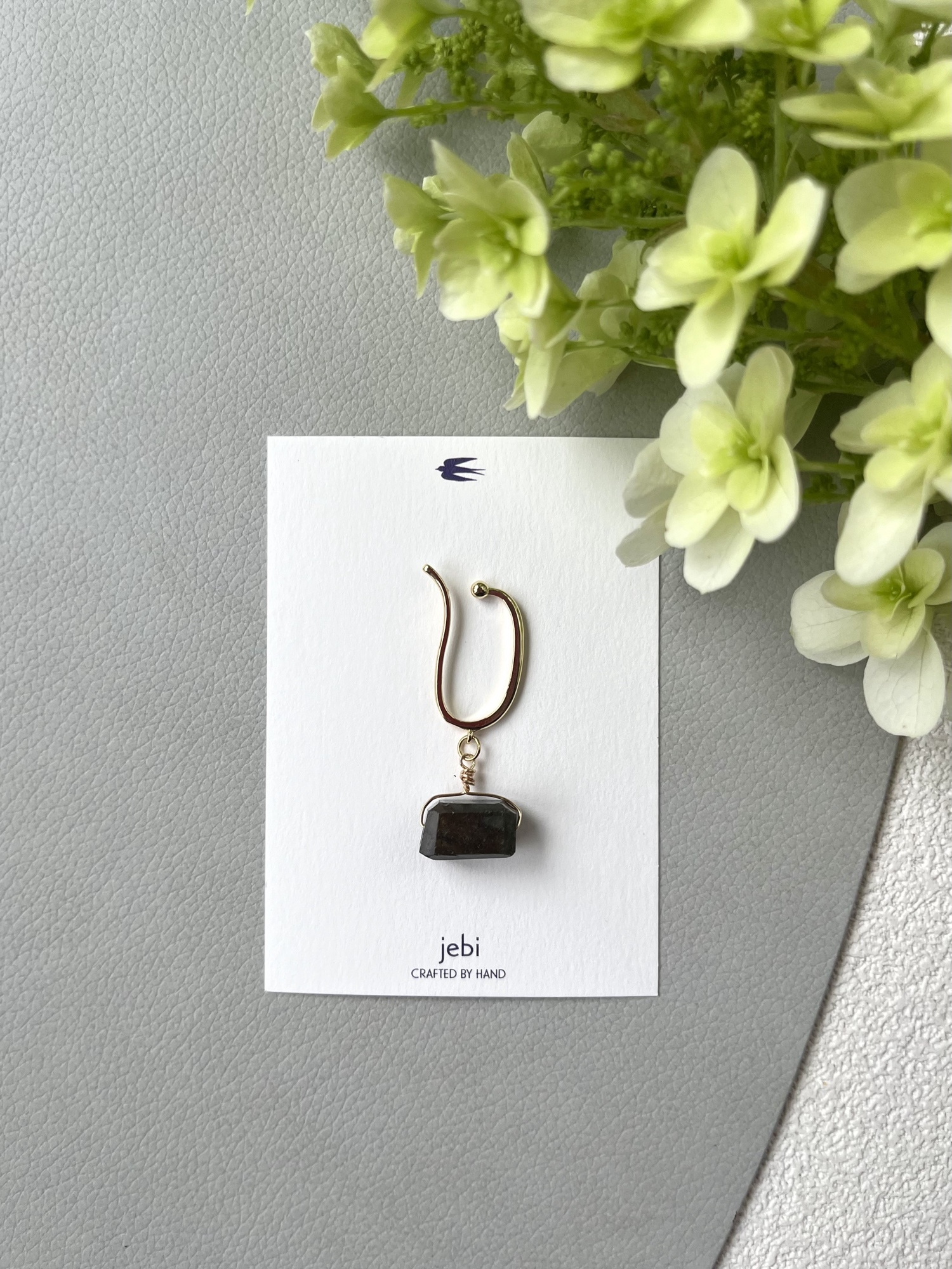 一粒天然石のイヤカフ ** ラブラドライト - jebi jewelry - crafted in 