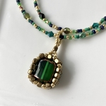 ２way　グリーンのスクエア型ガラスビーズのチャーム付きネックレス