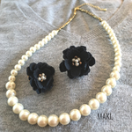 パールのネックレスとお花のピアス