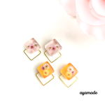 小さなお花のスクエアタイルピアス