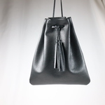 本革　イタリアンレザー　牛革　可愛い　巾着　フラット　ブラック　ショルダーバッグ　タッセル