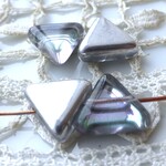 三角　シルバー淡い紫　チェコビーズ４個