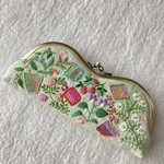 【訳あり　再販×5】コットンリネンと刺繍の野の草メガネケースがま口
