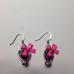 マゼンタピンクタイガーアイのピンクリボンピアス