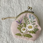 リネンと刺繍のマーガレットと野の花がま口2