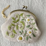 リネンと刺繍のマーガレットと野の花がま口3