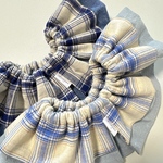 denim × check  ruffle bib