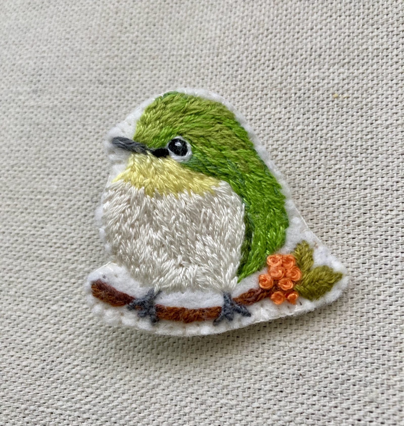 メジロ4 野鳥シリーズ 刺繍ブローチ - Minze. | minne byGMOペパボ