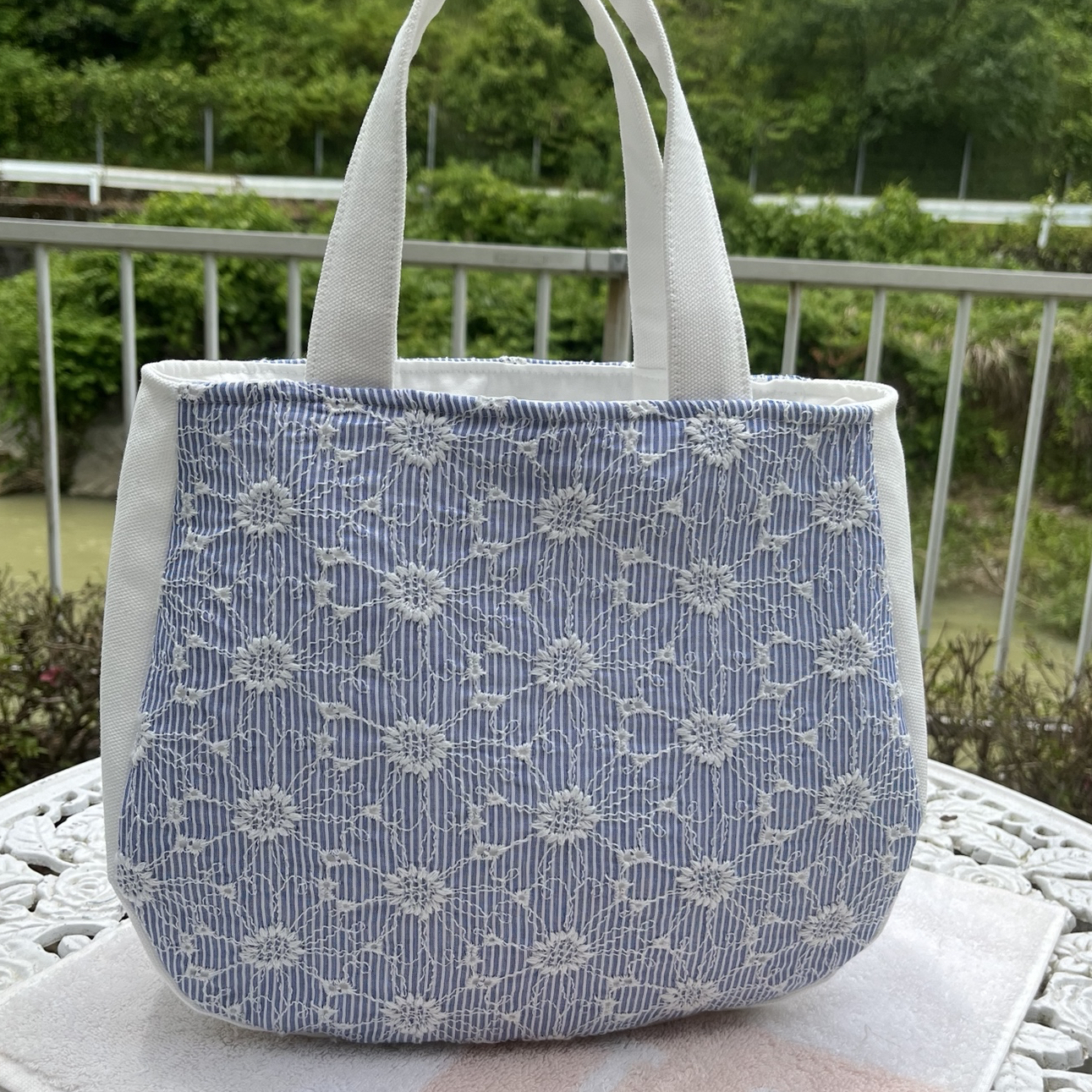 ラウンドトートバッグ　豪華刺繍生地　帆布生地　春　夏　　　水色　マーガレット刺繍生地　ギフト　プレゼント 5,304円