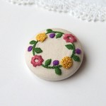 o様ご注文分「刺繍のくるみボタンブローチ・大（お花と実のリース）」