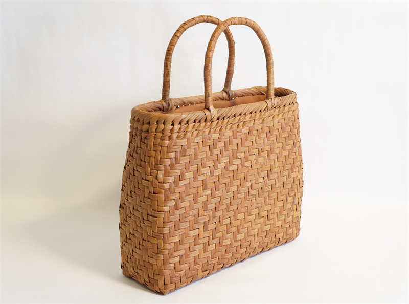 山葡萄 籠 かごバッグ 網代編・未使用品・やまぶどう籠・美品　趣のある逸品です 山葡萄 籠 かごバッグ 網代編・未使用品・やまぶどう籠・美品