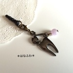 ＊おすまし猫のイヤホンジャック＊スマホピアス♯3＊黒に近いメタル色