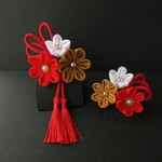 七五三髪飾り　お花とタッセルのパッチン留め《菊・赤Ⅱ》【R6版】　三歳　七歳　つまみ細工　初節句　ひなまつり　和装