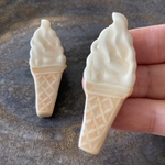 ソフトクリームの陶器ブローチ