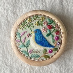【再販×2】リネンと刺繍の青い小鳥の木製小物入れ