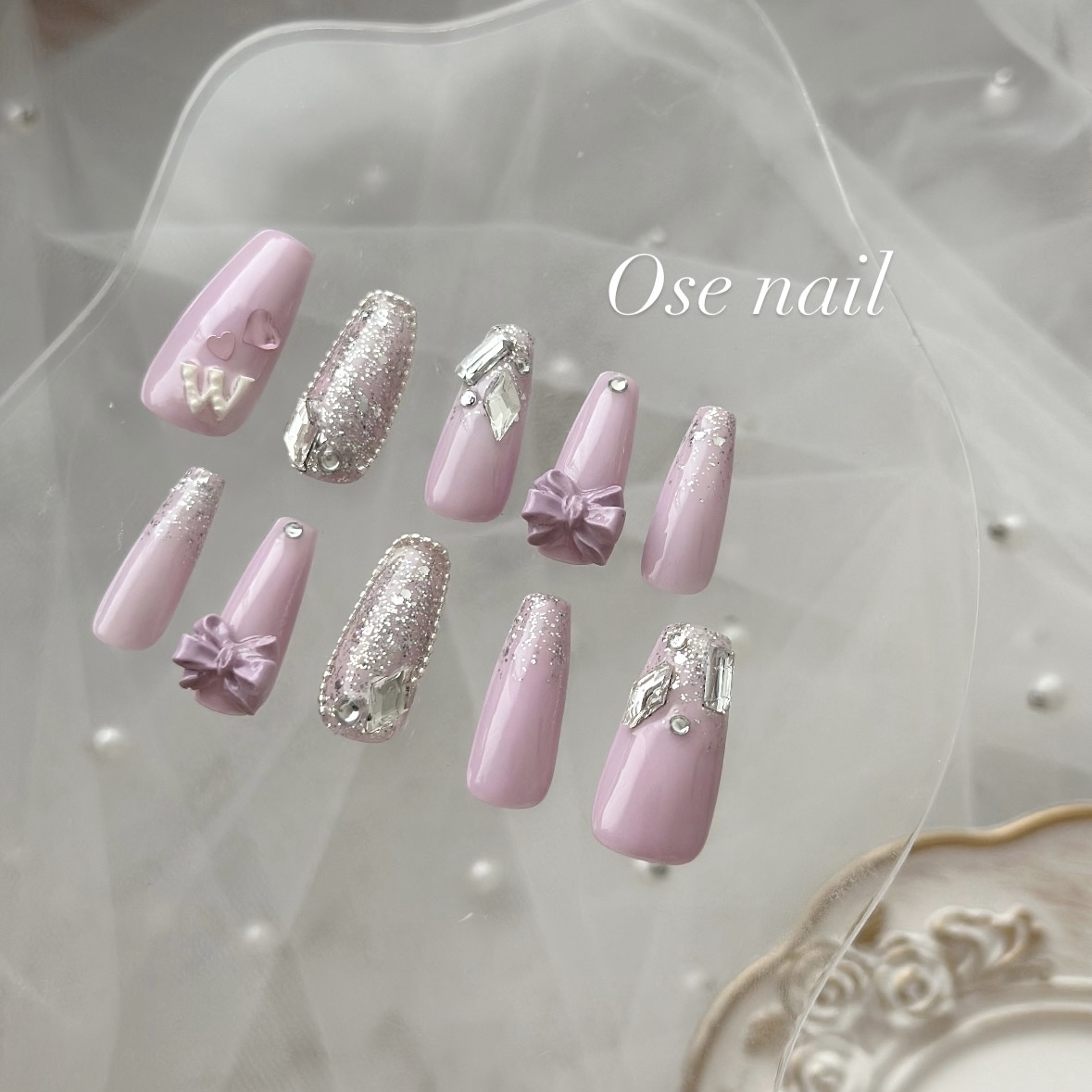 リボンネイルデザイン: シンプルから特別まで！ オーダーネイル